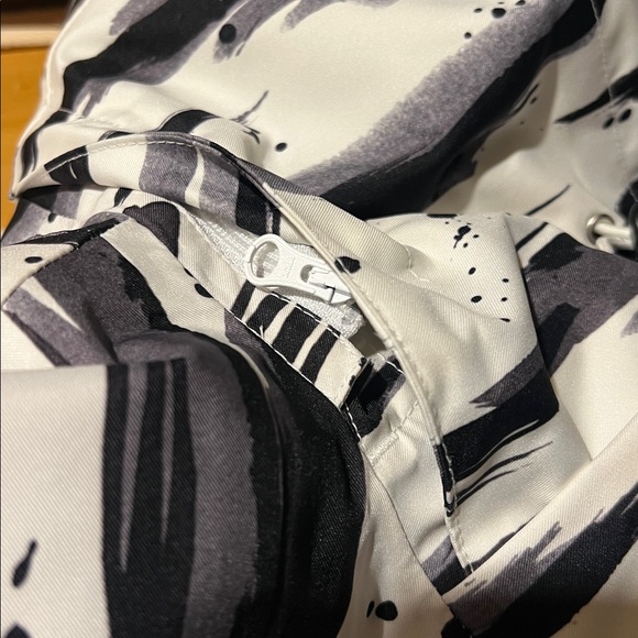 Sunice Black and White Ski Jacket - Picture 11 of 11